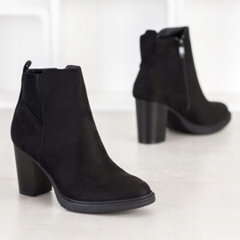 Super Mode Botas pretas em um poste preto 2