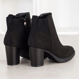 Super Mode Botas pretas em um poste preto 1