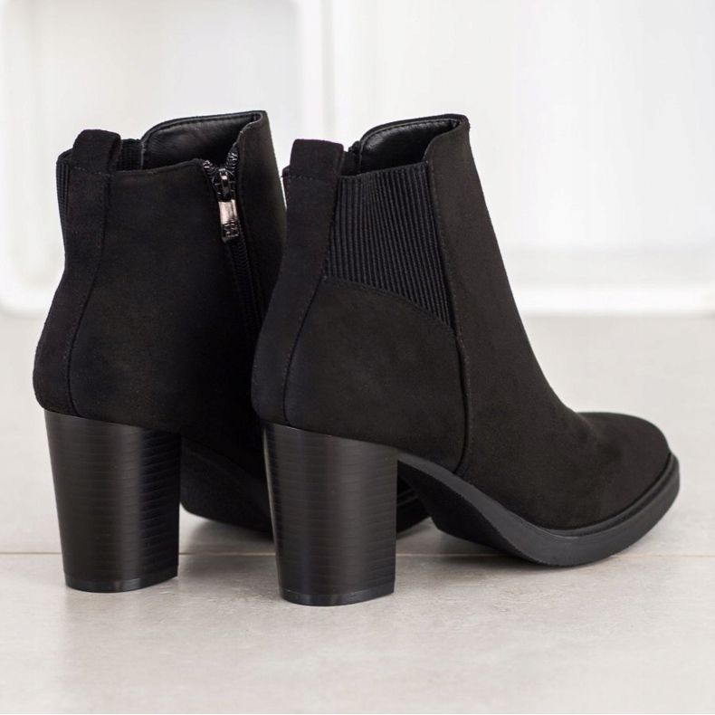 Super Mode Botas pretas em um poste preto 1