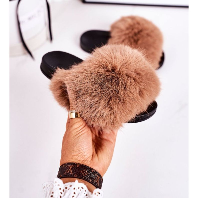 Fashionista de chinelos infantis com pele marrom claro 2