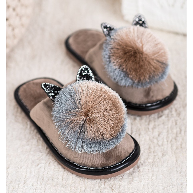 Bona Chinelos elegantes com pompom bege 2 Bona Chinelos elegantes com pompom bege 2