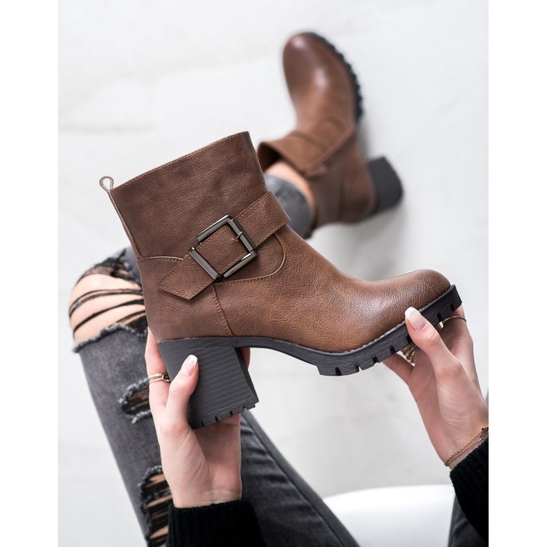 SDS Trabalhadores elegantes em um bar castanho 2