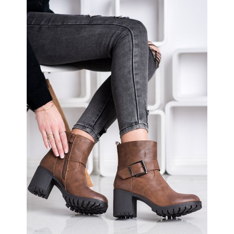 SDS Trabalhadores elegantes em um bar castanho 1