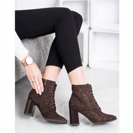 Kylie Botas amarradas em um poste marrom 2