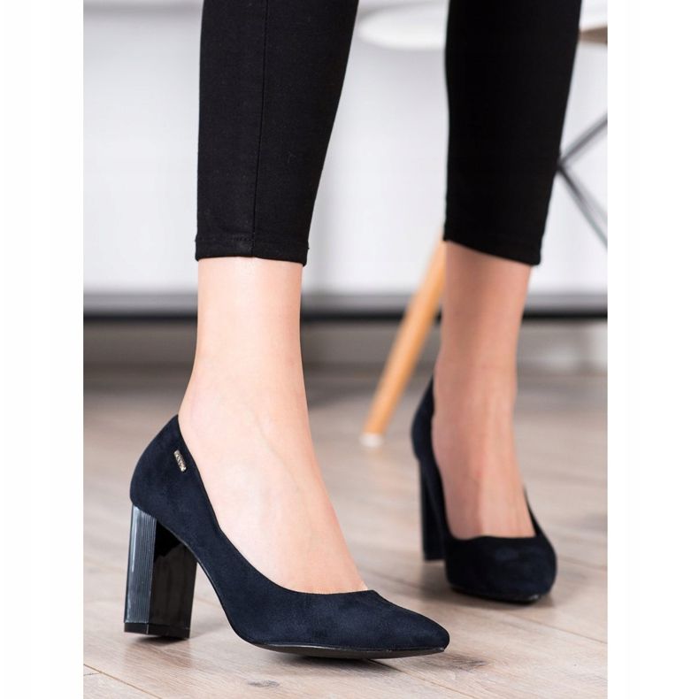 Goodin Bombas em um pilar azul marinho azul 1