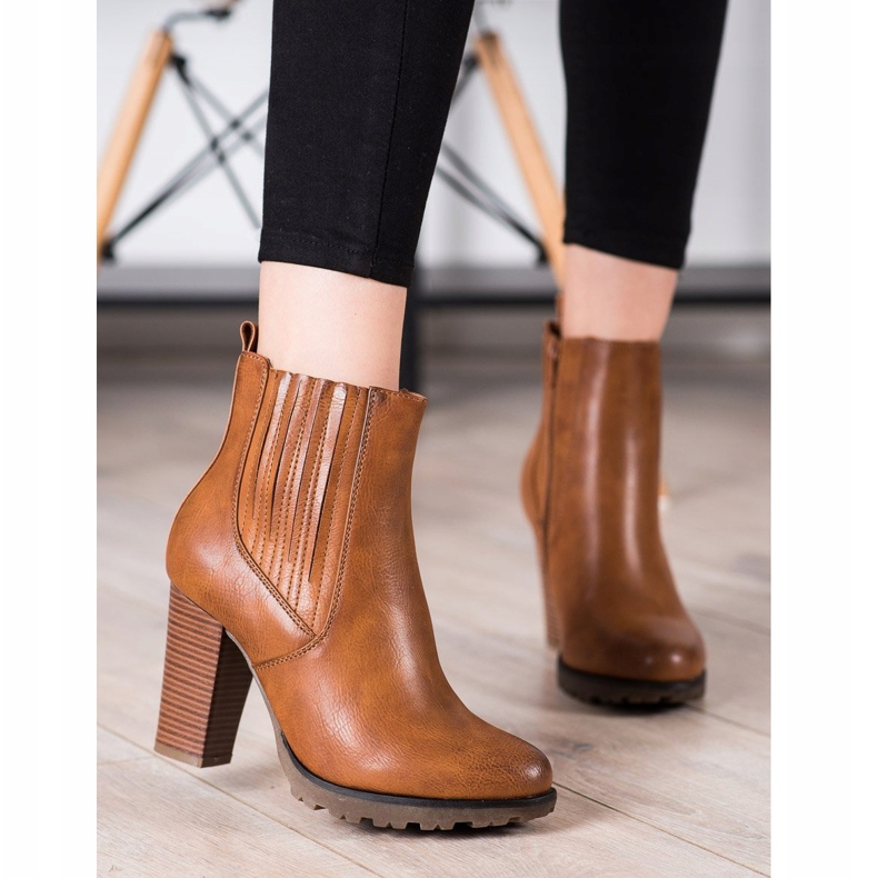 Super Mode Botas marrons em um poste marrom 2