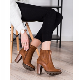 Super Mode Botas marrons em um poste castanho 1 Super Mode Botas marrons em um poste castanho 1