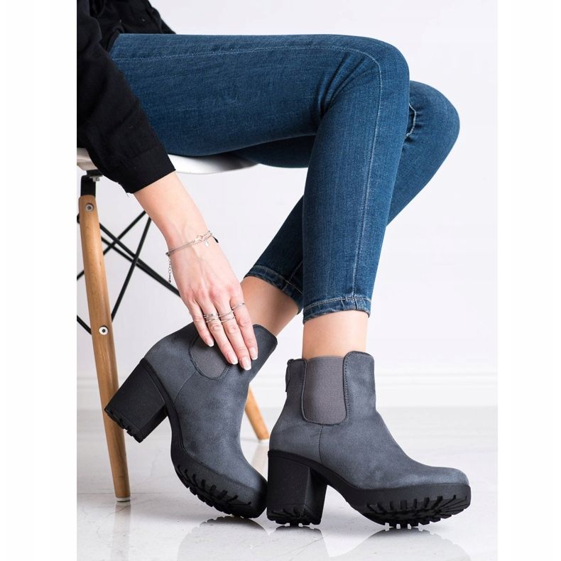 Queentina Chelsea Boots em um bar cinza 2