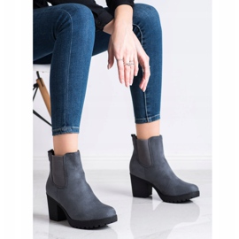 Queentina Chelsea Boots em um bar cinza 1