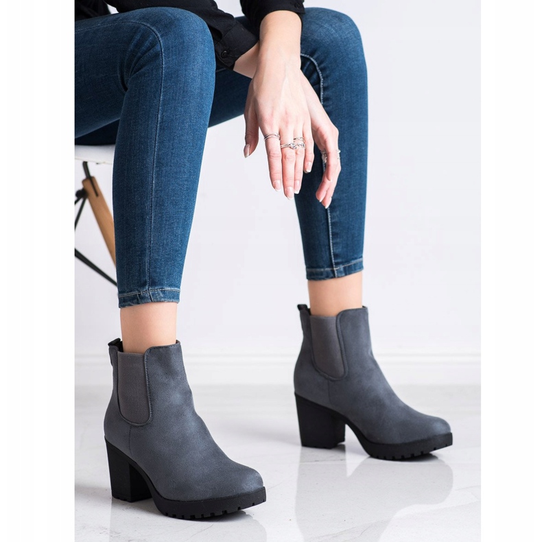 Queentina Chelsea Boots em um bar cinza 1