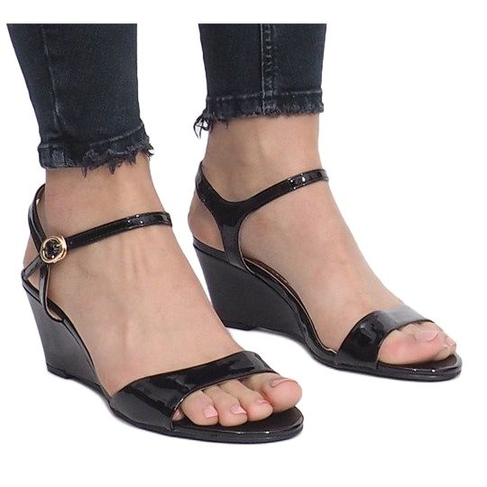 Sandálias pretas laqueadas em um delicado salto Queen em cunha preto 1