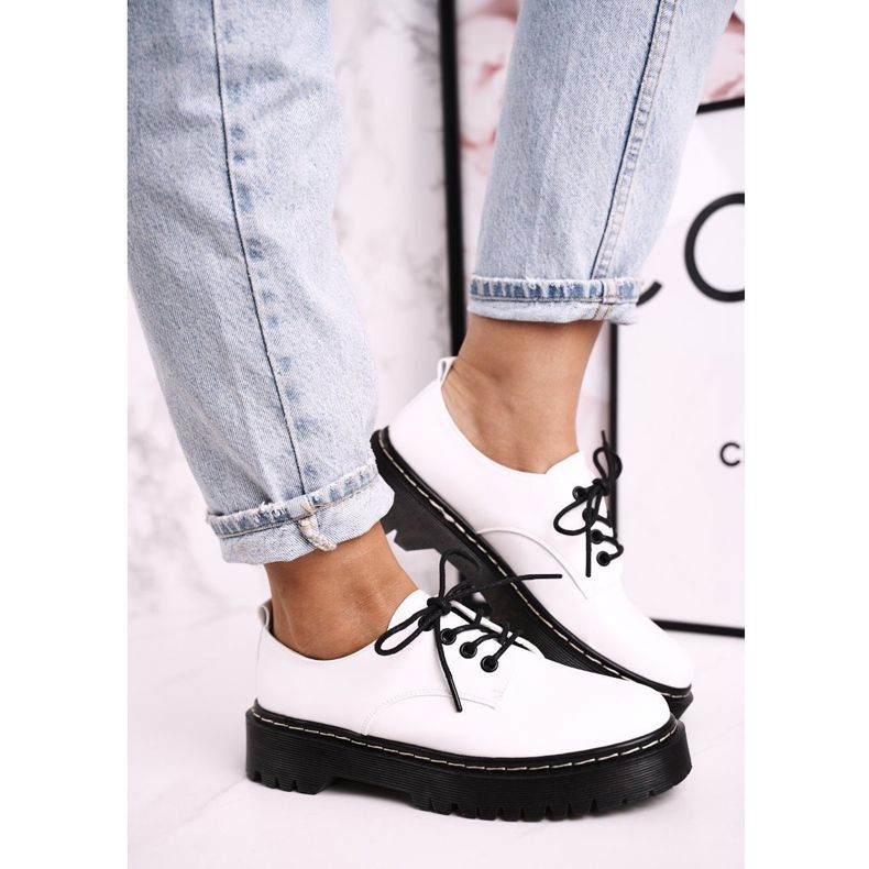 Sapatos Oxfords clássicos femininos na plataforma branca S.Barski HX62 branco preto 2