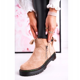 Botas femininas Chelsea com costura colorida camurça bege Addison 2 Botas femininas Chelsea com costura colorida camurça bege Addison 2