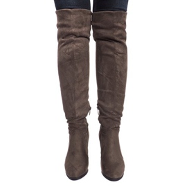 Botas de camurça em uma barra verde K953 2