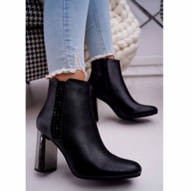 Botas femininas em um jaqueta preta com estampa de prata preto 2
