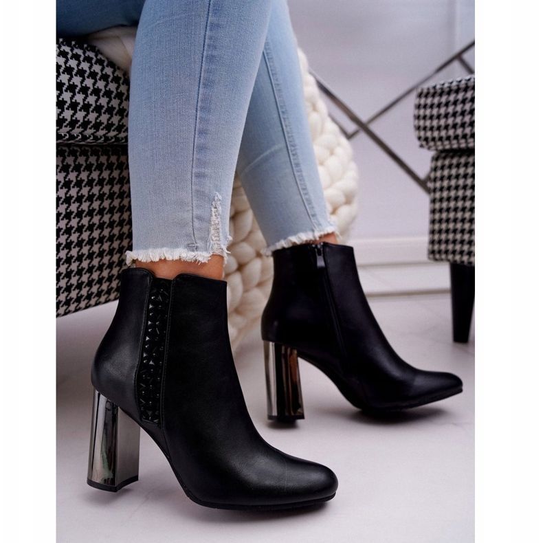 Botas femininas em um jaqueta preta com estampa de prata preto 1 Botas femininas em um jaqueta preta com estampa de prata preto 1