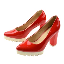 Bombas vermelhas no posto Silverbee vermelho 1