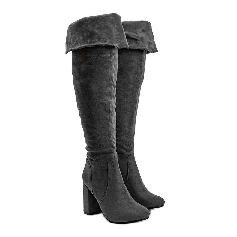 Botas cinzentas e isoladas com parte superior infravermelha macia cinza 1