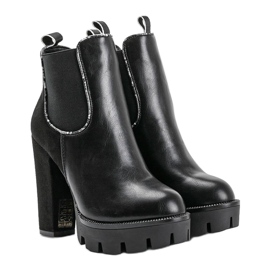 Botins pretos no poste M380 1