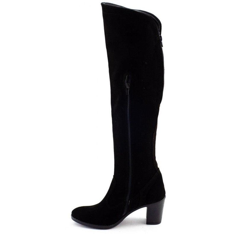 Olivier Agnes com botas isoladas em um poste preto 1