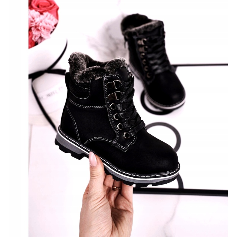 Armadilhas infantis isoladas com pêlo preto Luke 3