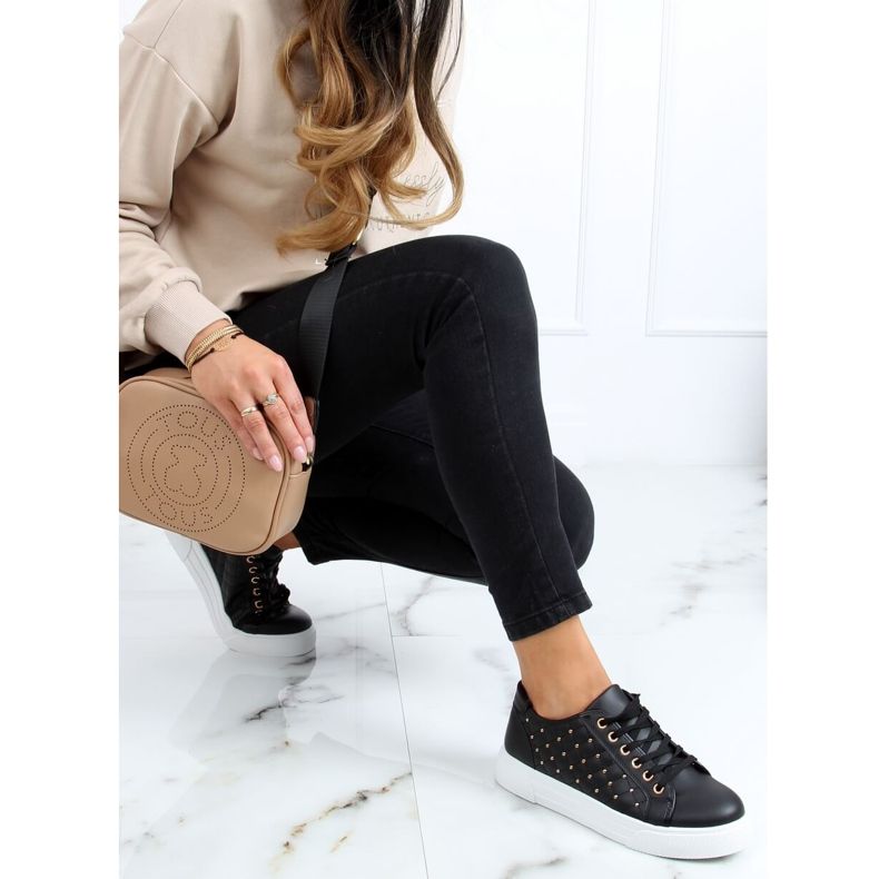 Tênis femininos negros com tachas LA124P Preto 2