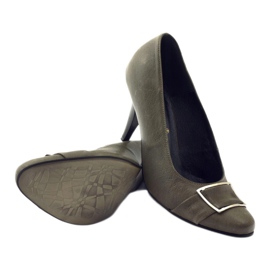 Bombas de couro cinza com um grampo de Korda prateado 3