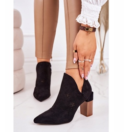 Botas pretas Michelle Openwork em uma postagem preto 1