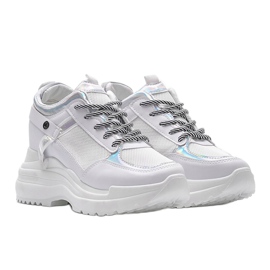 Tênis branco em sola grossa de Johan 1