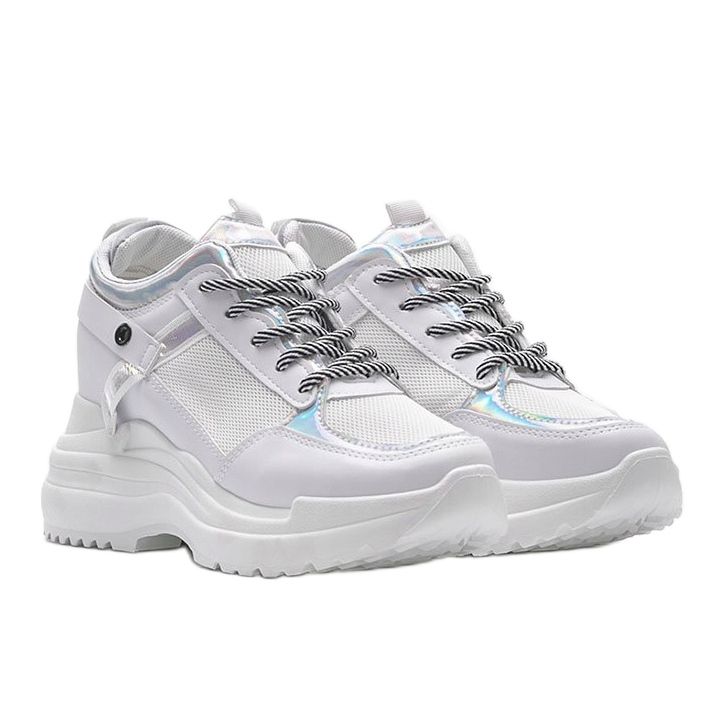 Tênis branco em sola grossa de Johan 1