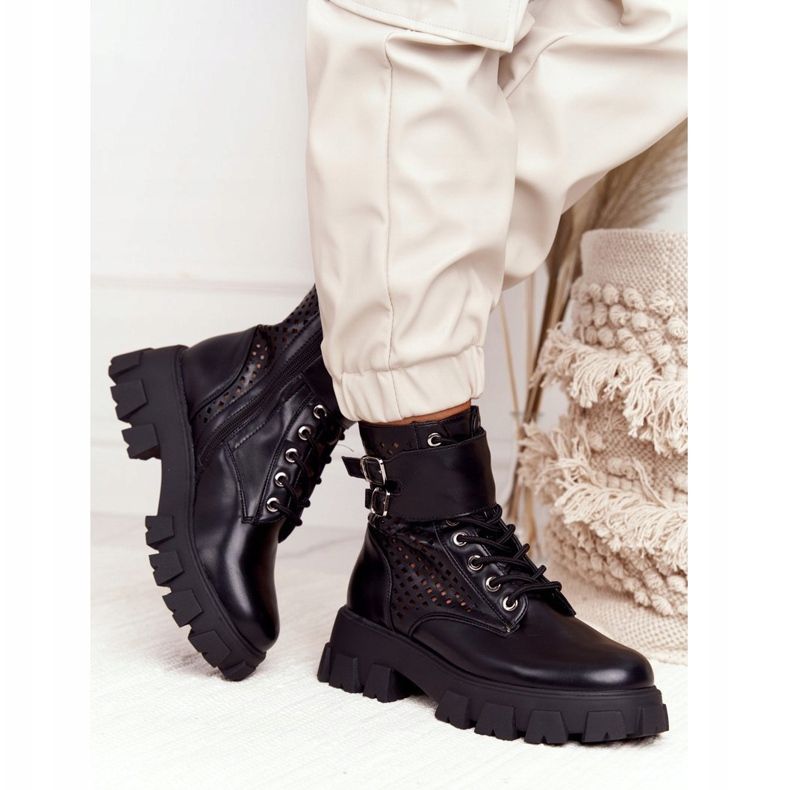 FB2 Trabalhadores de botas a céu aberto na plataforma preta explodida preto 2