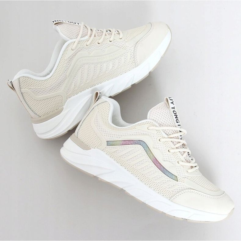 Sapatos esportivos bege para mulheres J143 Beige 1