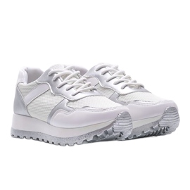 Tênis branco da Antonia 1