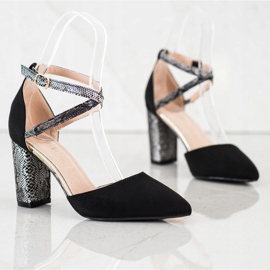 S. BARSKI Bombas elegantes em um pilar preto 1