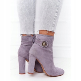 Botas clássicas em um poste cinza Lu Boo 2 Botas clássicas em um poste cinza Lu Boo 2