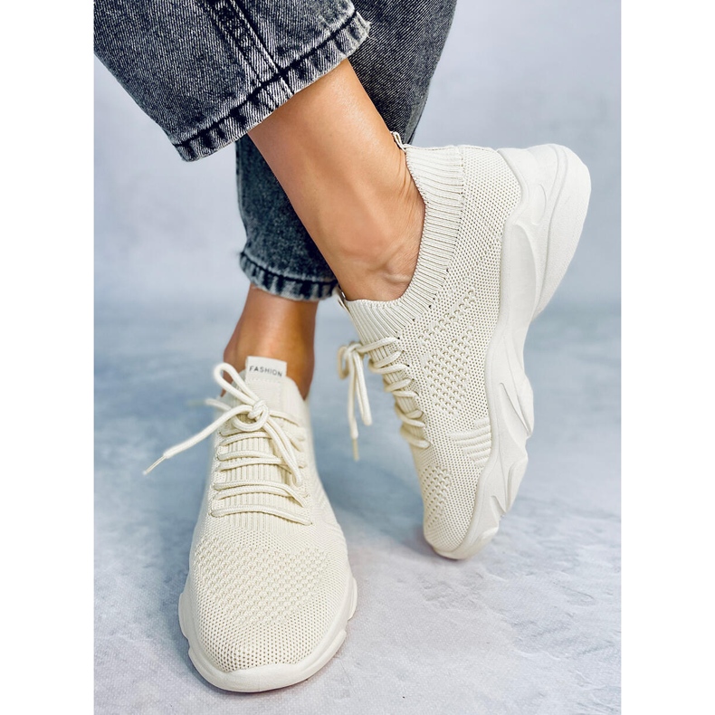 Tênis esportivos com meia bege FF-10 2 Tênis esportivos com meia bege FF-10 2