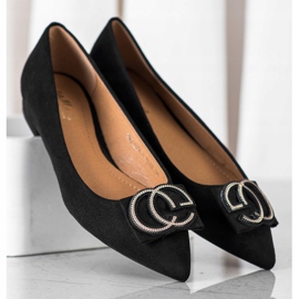 Fama Bailarina elegante com ornamento preto 1