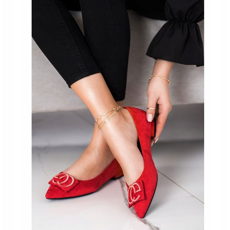 Fama Bailarina elegante com ornamento vermelho 1