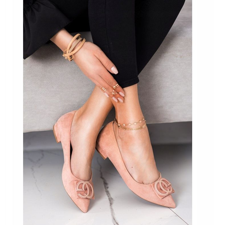 Fama Bailarina elegante com ornamento rosa 2