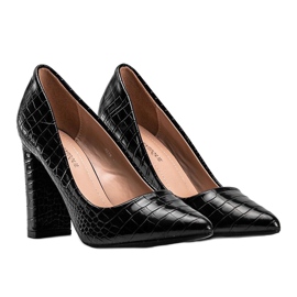 Sapatos pretos em um poste de couro ecológico Keely 1