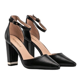 Sapatos pretos no posto Kaelyn 1