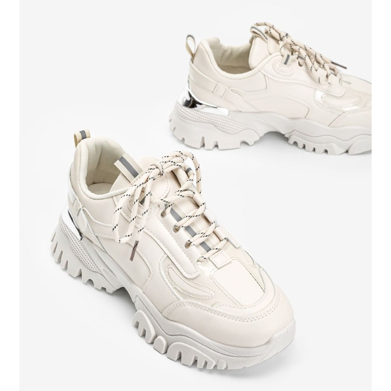 Tênis bege com inserções metálicas de Ansley 2