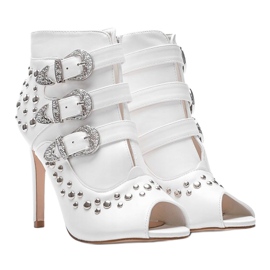 Sapatos brancos no calcanhar de Abigail 1