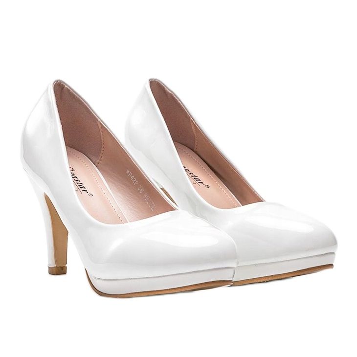 Sapatos brancos no calcanhar de Alisa 1