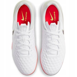 Chuteira Nike Tiempo Legend 8 Academy Tf AT6100 106 de futebol branco 1