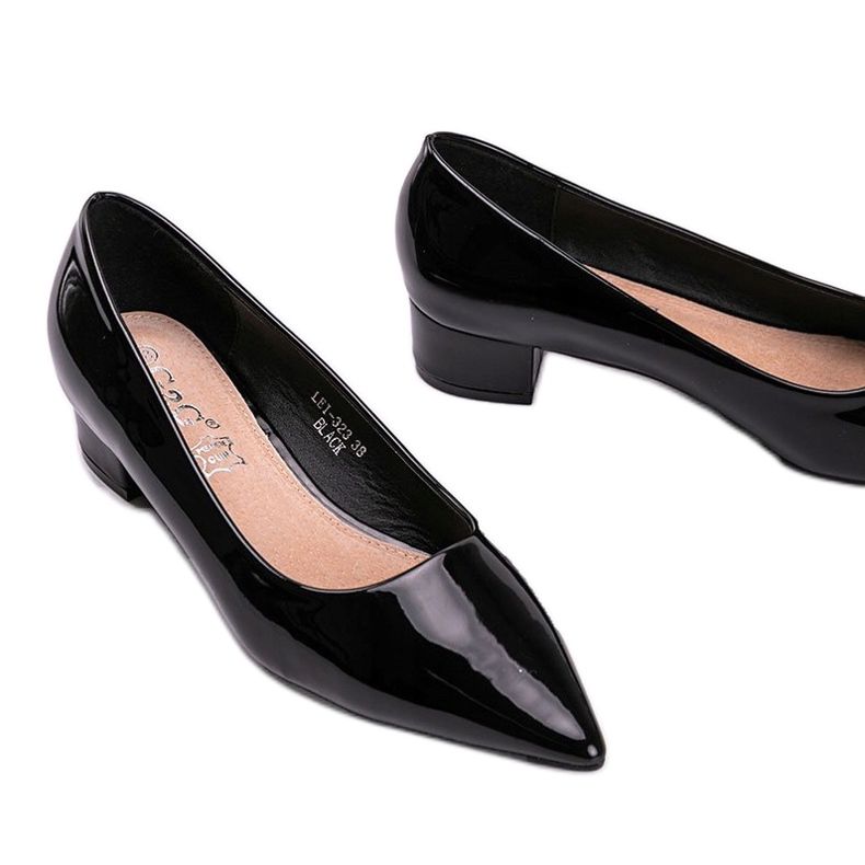 Bombas pretas lacadas em um bloco Anabel preto 2