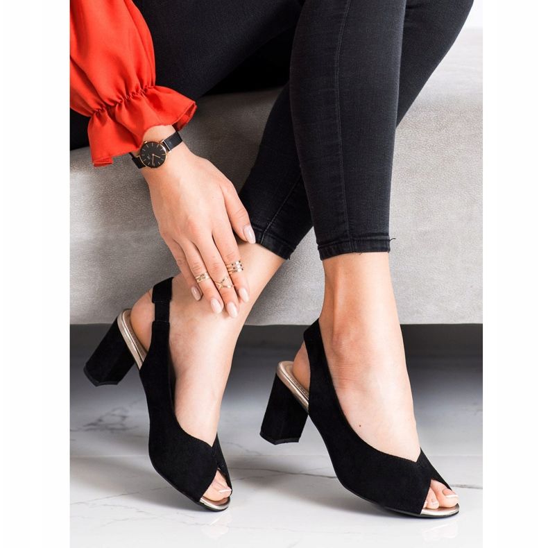 Evento Sandálias de camurça em um bar preto 1