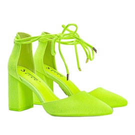 Sapatos de amarrar amarelos no poste Macey 1 Sapatos de amarrar amarelos no poste Macey 1