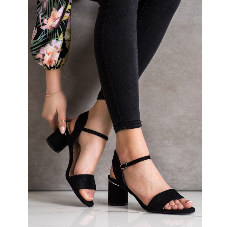 Evento Sandálias elegantes em um bar preto 2