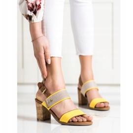 Evento Sandálias confortáveis ​​em um bar marrom amarelo 1